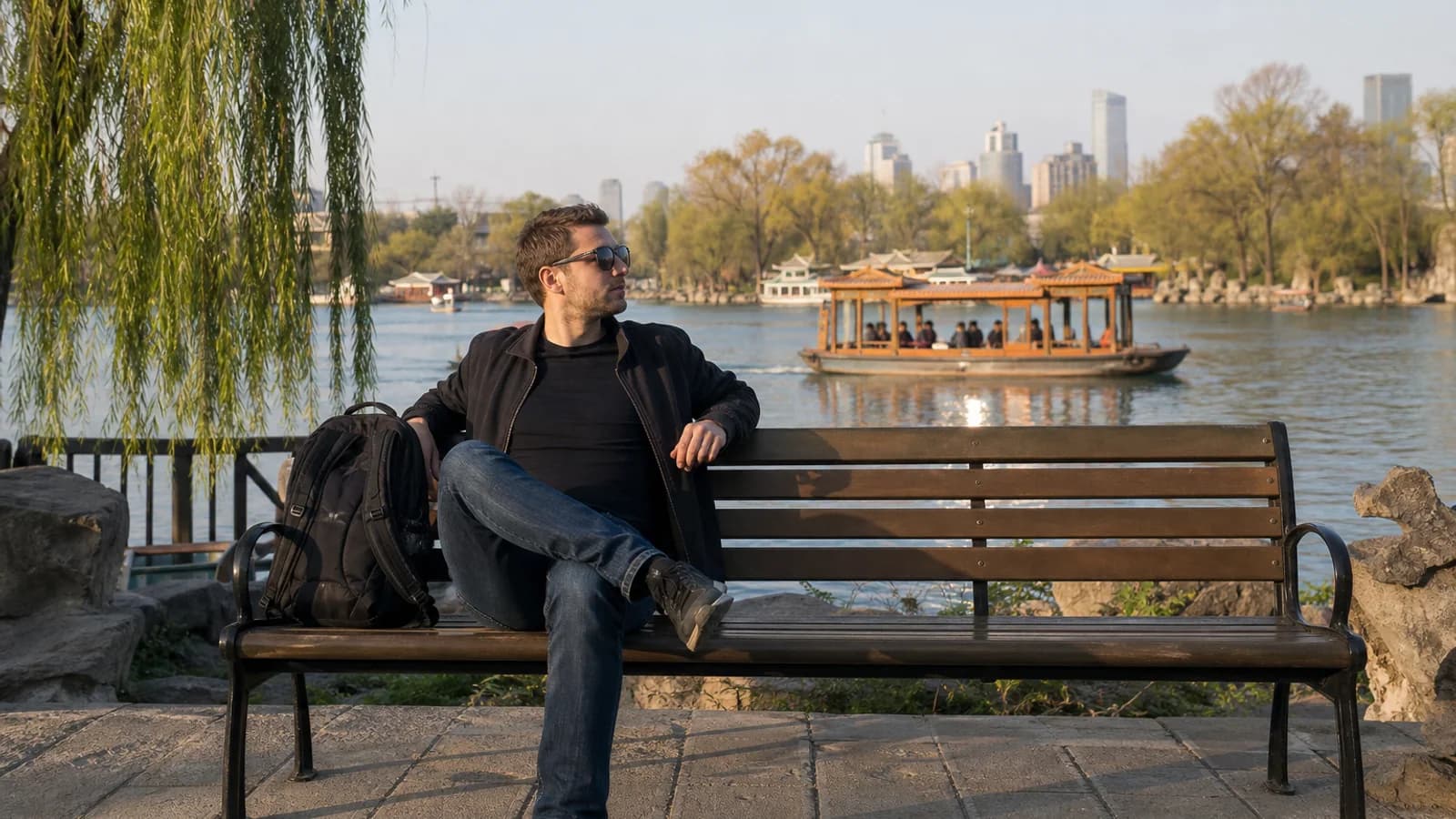 Travelers resting by Daming Lake