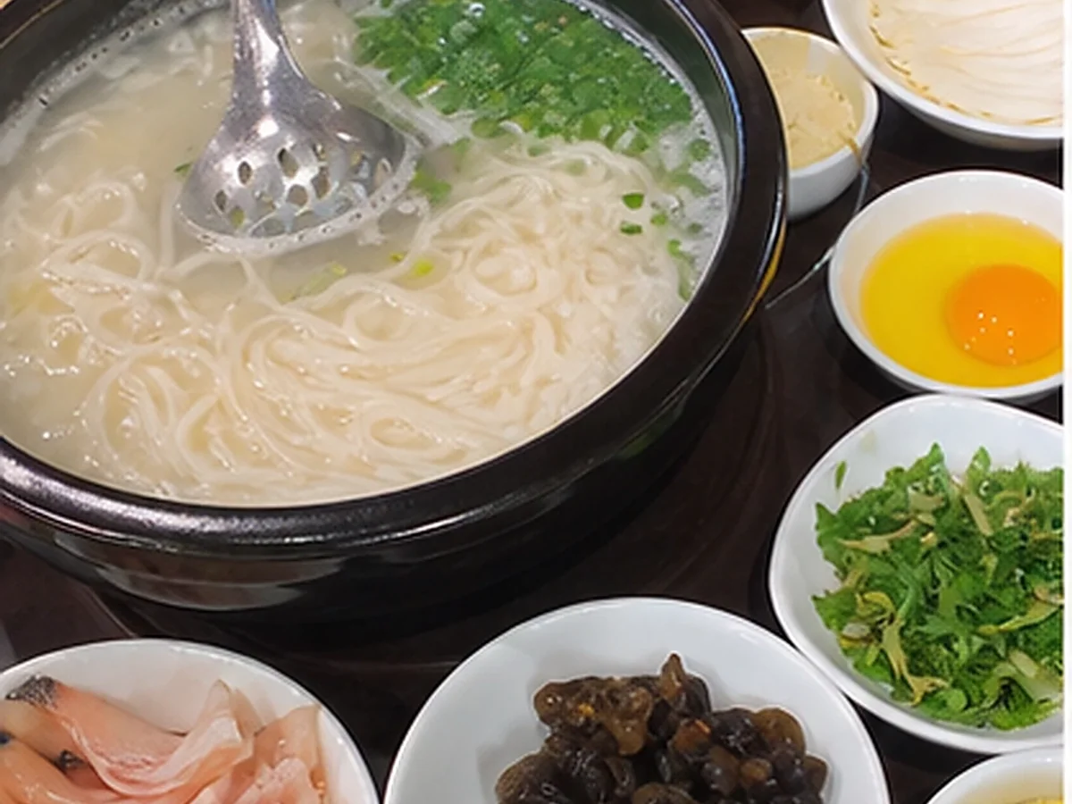 Crossing-the-bridge noodles in Kunming