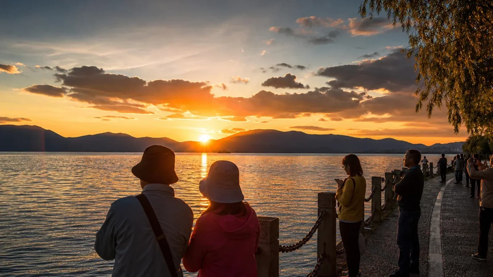 Travelers at Dianchi sunset