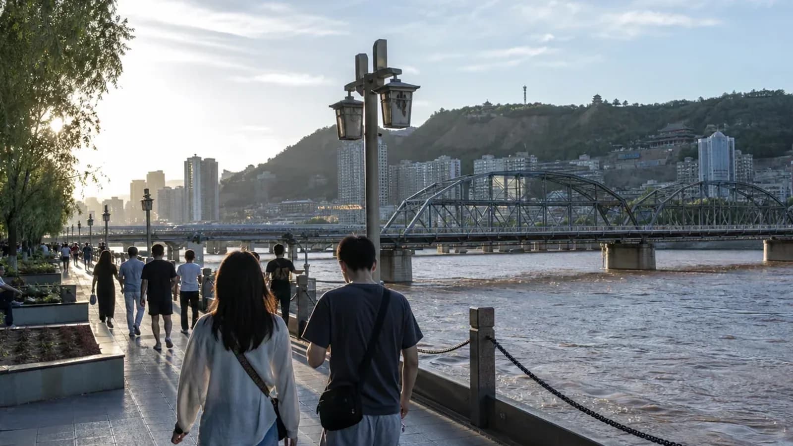 Yellow River path walks in Lanzhou
