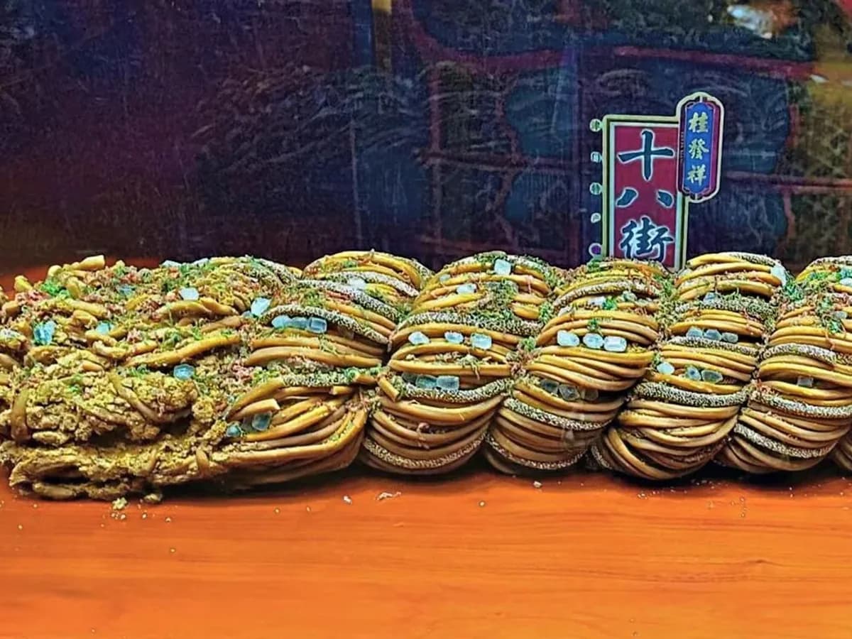 Shibajie mahua in Tianjin