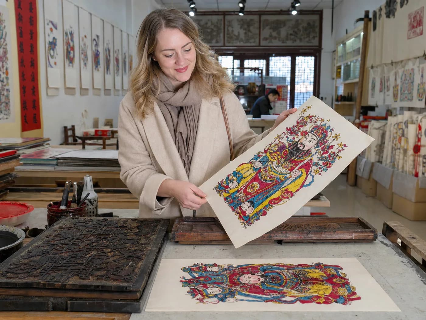 Traveler selecting print in Weifang