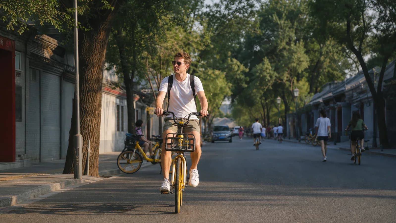 Cyclists between Zhongshan districts